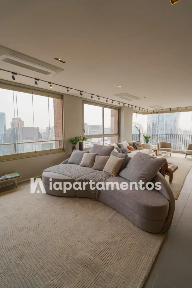 Living de apartamento decorado do Praça Lindenberg Itaim com vista do Itaim Bibi. Foto real