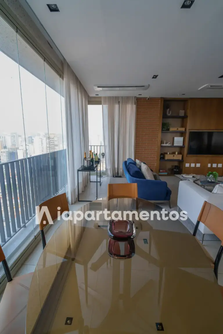 Living integrado ao terraço em apartamento decorado do Praça Lindenberg Itaim. Foto real