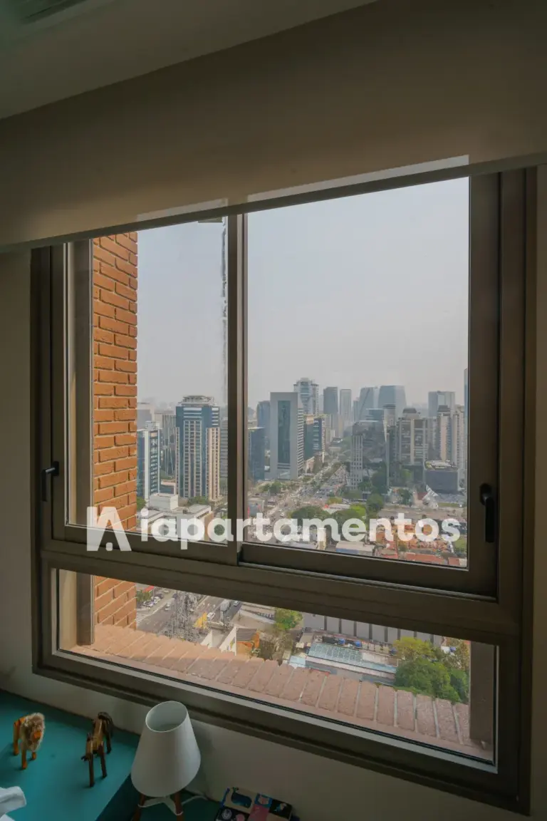 Vista pela janela de apartamento decorado do Praça Lindenberg Itaim. Foto real