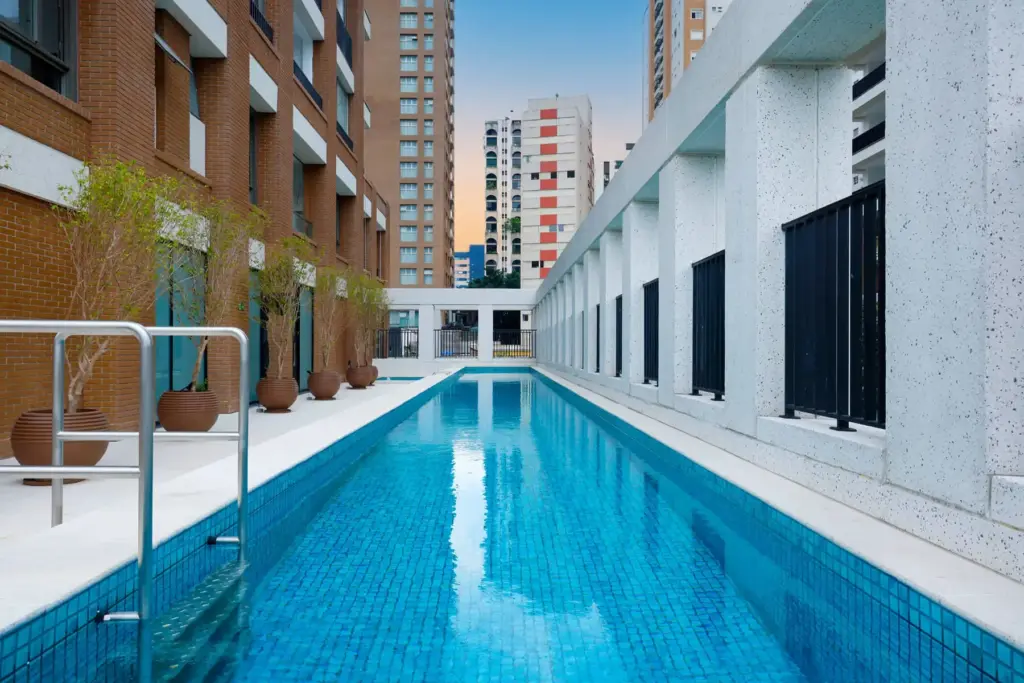 Piscina com raia de 25 metros do Praça Lindenberg Itaim. Foto real