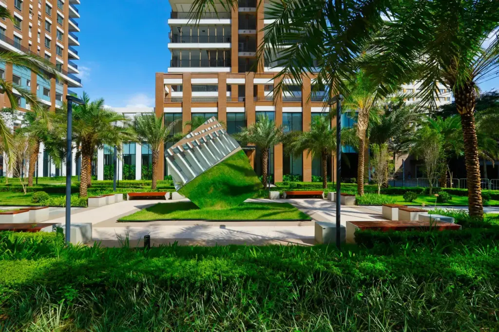 Jardins da praça do Praça Lindenberg Itaim, projetados por Benedito Abbud, entre as duas torres. Foto real